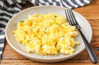Cheesy Scrambled Eggs with Spinach